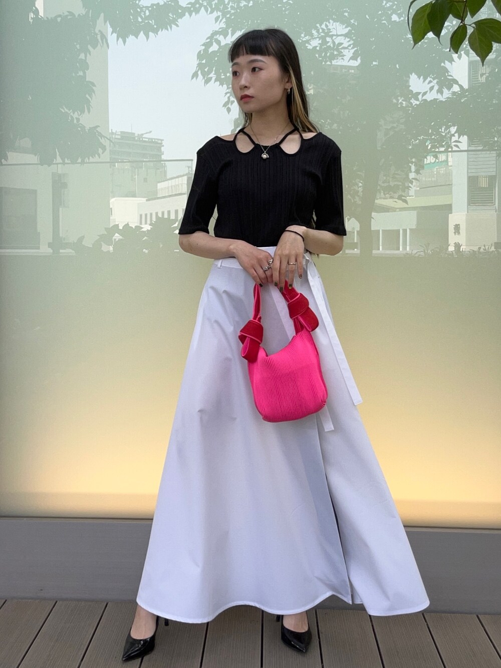 ブラック系のシャツ/ブラウス、ホワイト系のスカート、レッド系のハンドバッグを着用したレディースの春コーディネートの5枚目の写真