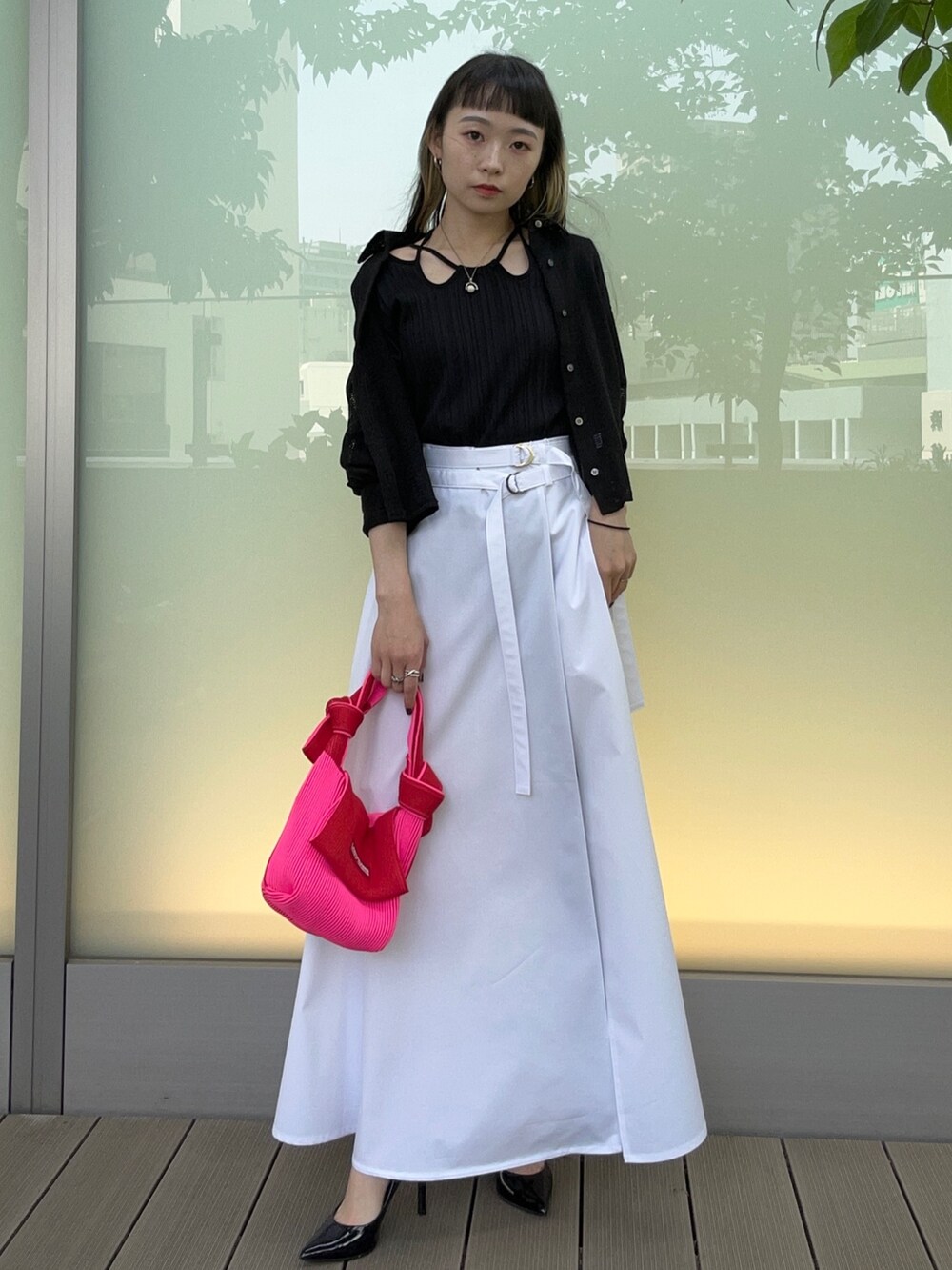 ブラック系のシャツ/ブラウス、ホワイト系のスカート、レッド系のハンドバッグを着用したレディースの春コーディネートの3枚目の写真