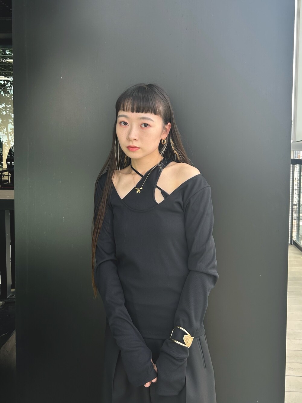 ブラック系のスラックス、その他のブーツ、ブラック系のTシャツ/カットソーを着用したレディースの夏コーディネートの4枚目の写真