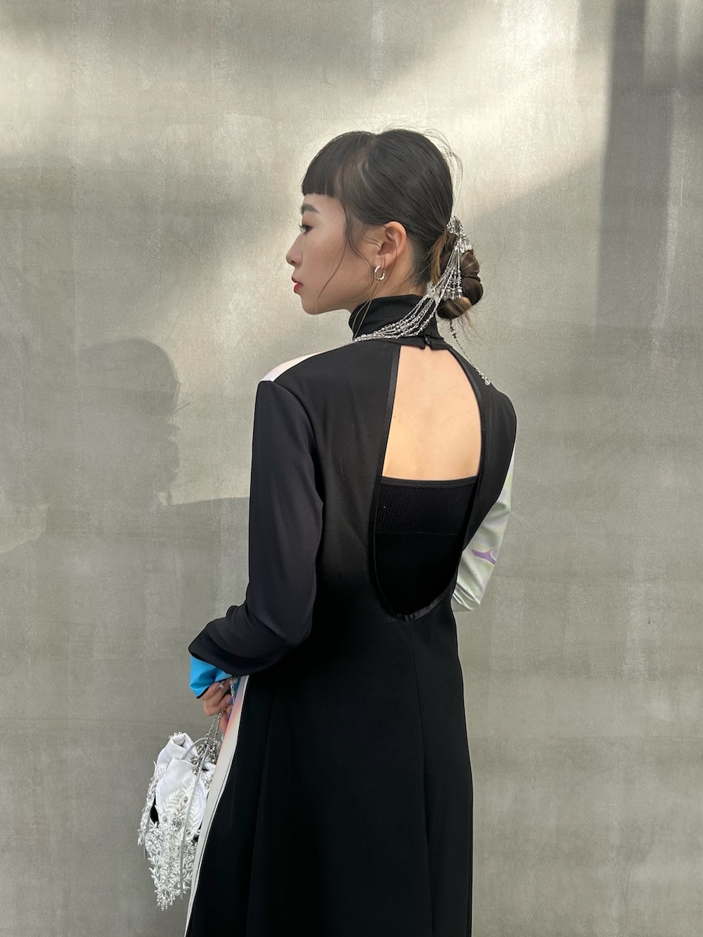 ブラック系のブーツを着用したレディースの冬コーディネートの4枚目の写真