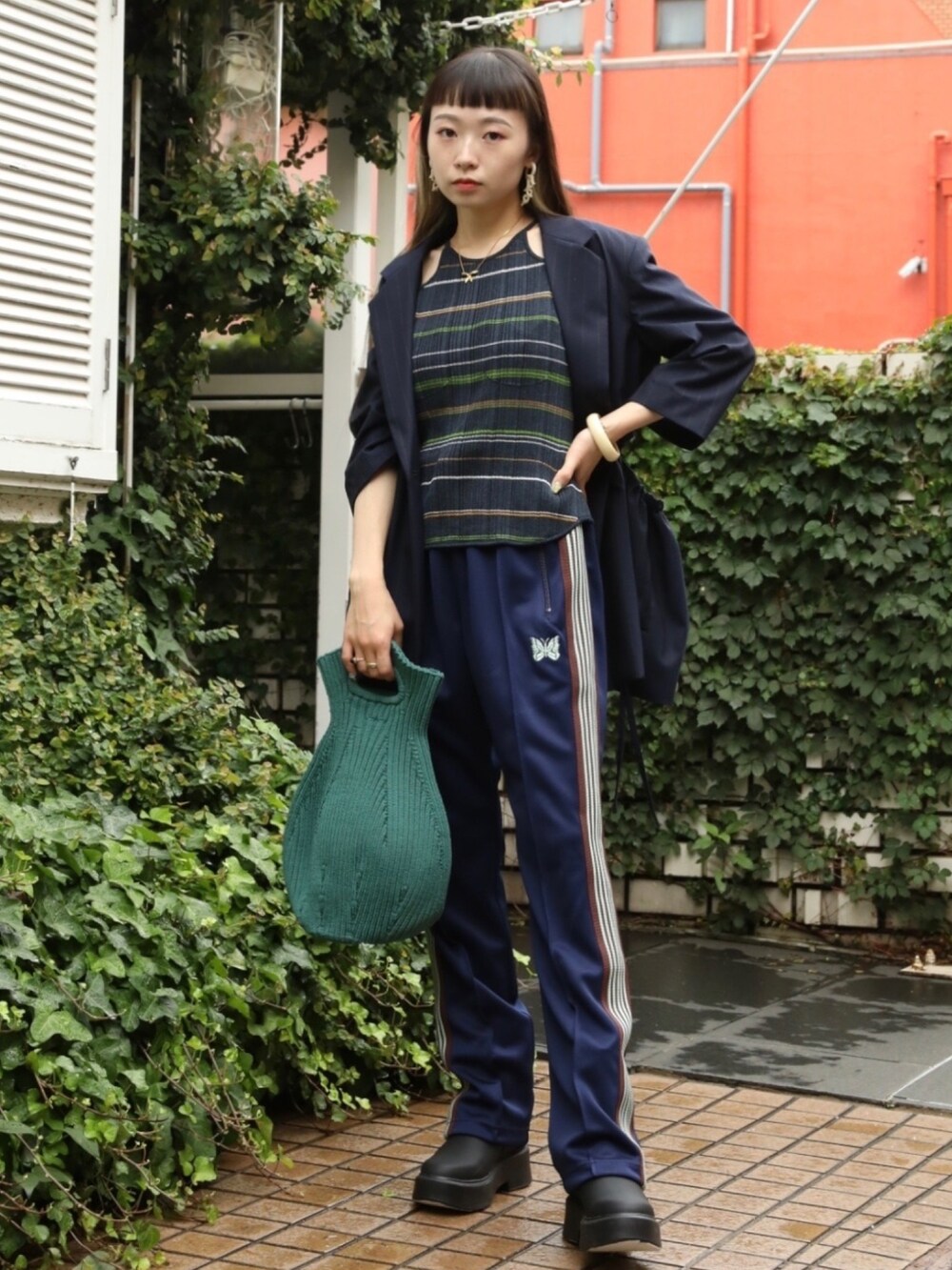 ブラック系のブーツを着用したレディースの夏コーディネートの2枚目の写真