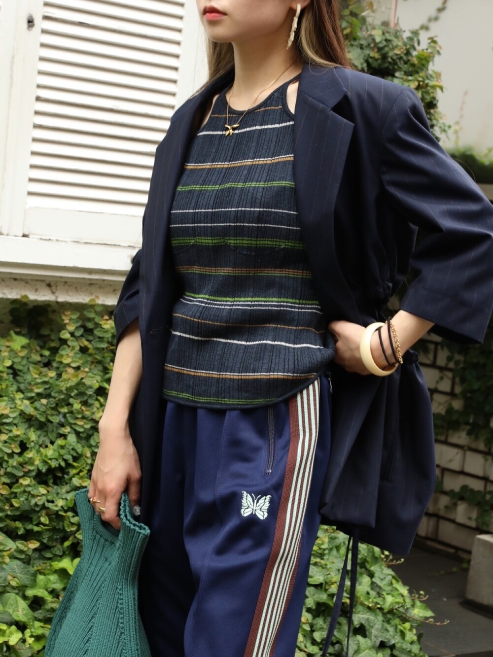 ブラック系のブーツを着用したレディースの夏コーディネートの4枚目の写真