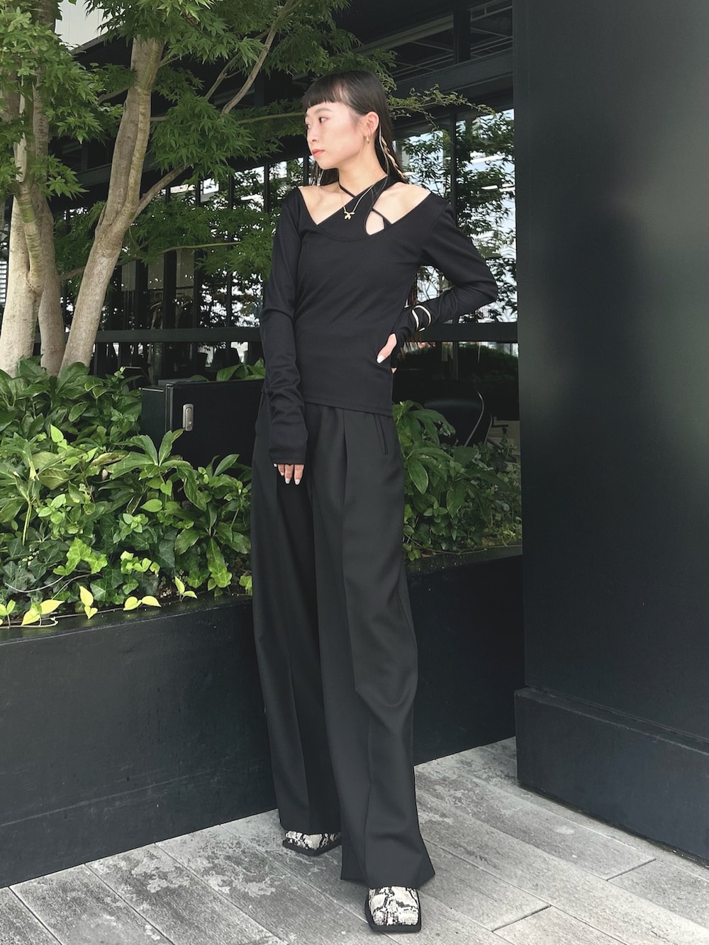 ブラック系のスラックス、その他のブーツ、ブラック系のTシャツ/カットソーを着用したレディースの夏コーディネートの2枚目の写真