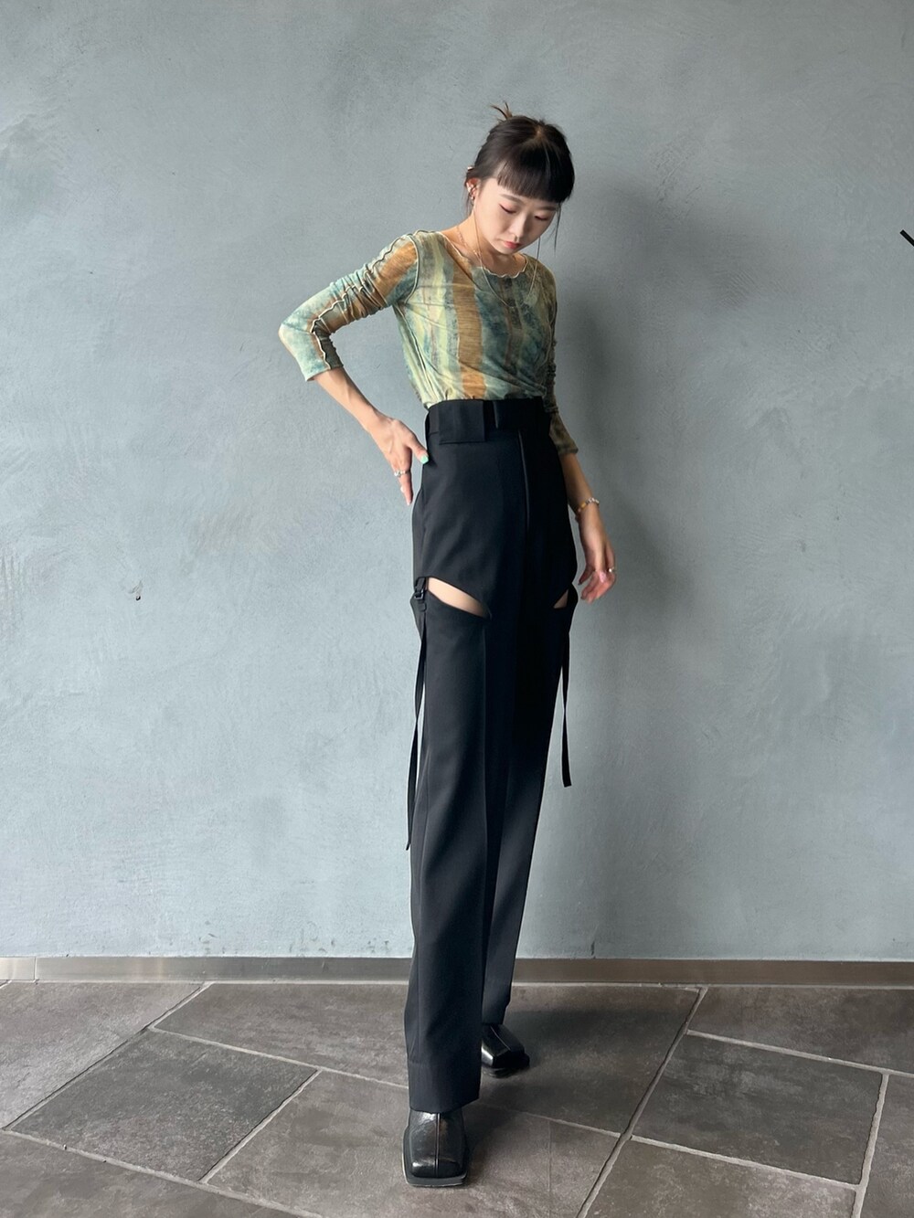 その他のTシャツ/カットソー、ブラック系のブーツを着用したレディースの秋コーディネートの2枚目の写真