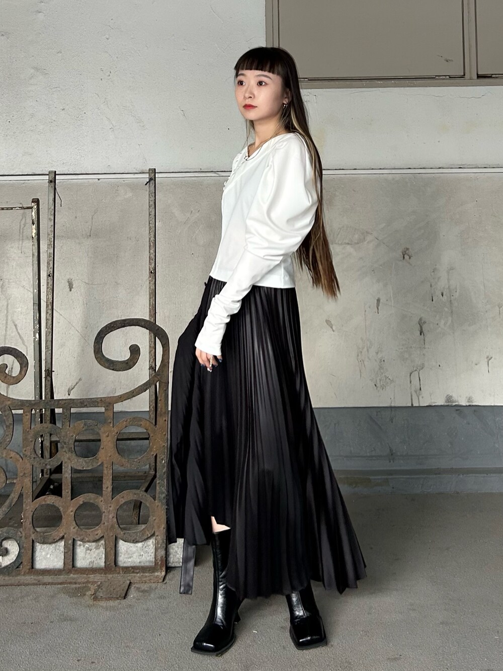 ブラック系のブーツを着用したレディースの秋コーディネートの2枚目の写真