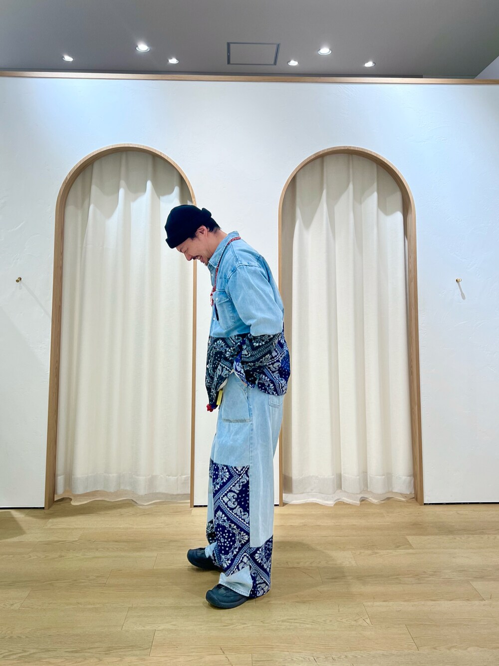 ブルー系のデニムパンツ、ブラック系のスニーカー、ブルー系のデニムジャケットを着用したメンズの春コーディネートの3枚目の写真