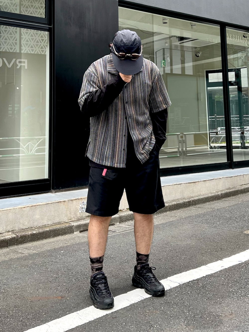 「オープンカラーシャツ、モノトーン、夏コーデ、プチプラ、ストリート、ビッグシルエット、韓国ファッション、フェススタイル、ブラック、お出かけコーデ、シンプル、モノトーンコーデ、ハーフパンツ、ショートパンツ、スポーツミックス」｜「CIAOPANIC TYPYのマルチストライプ透かし編みバルファレースシャツ（シャツ/ブラウス、グリーン系）」を使った、iamjoe1008さん（メンズ・170cm）の夏コーディネートの3枚目の写真