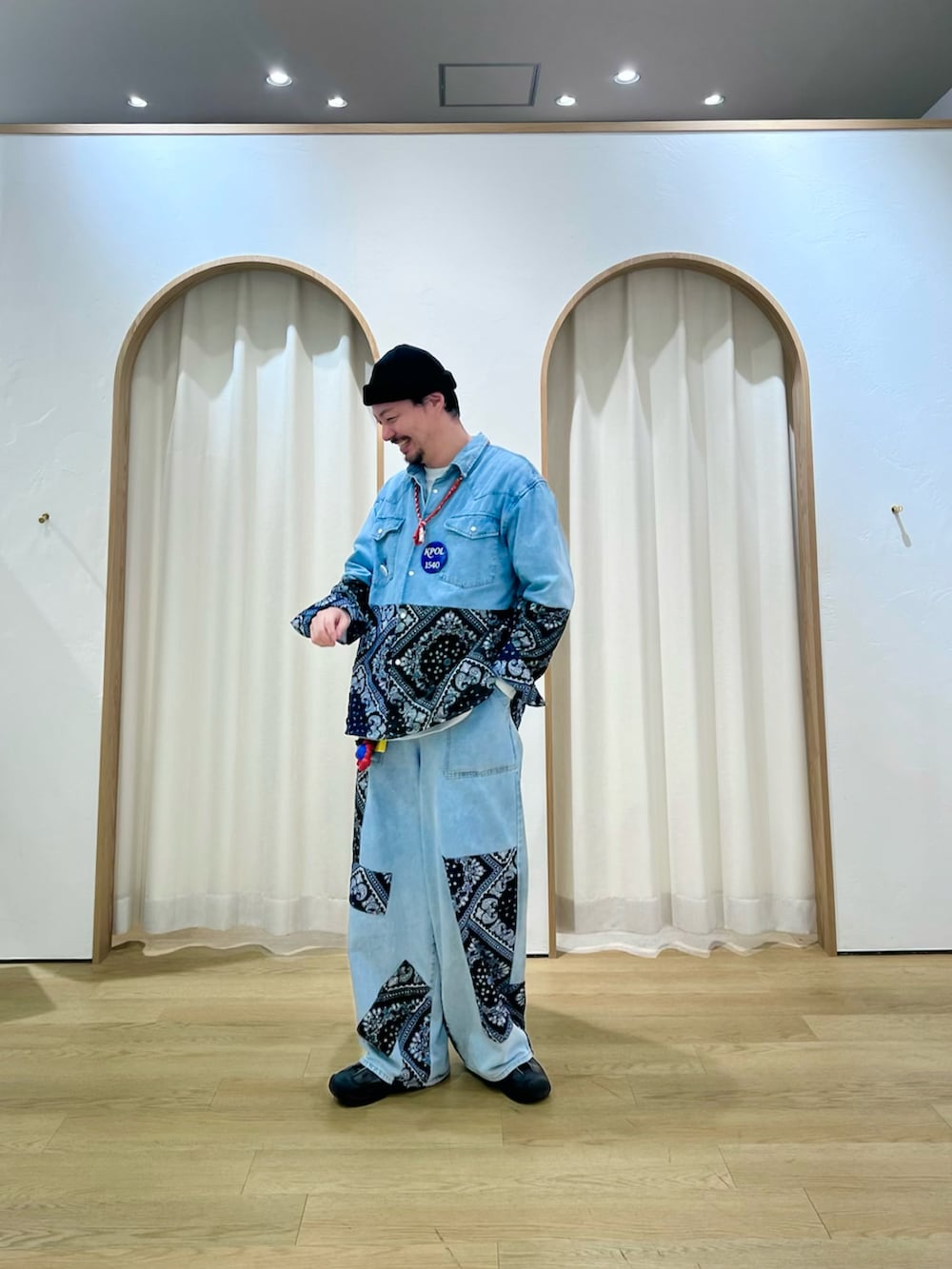 ブルー系のデニムパンツ、ブラック系のスニーカー、ブルー系のデニムジャケットを着用したメンズの春コーディネートの2枚目の写真