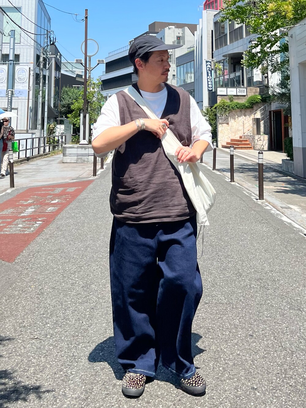 「みんなの白Tフェス、ベスト、ショルダーバッグ、夏コーデ、休日スタイル、デニム、プチプラ、ストリート、ビッグシルエット、シンプルコーデ、Ｔシャツ、キャップ、VANS、古着MIX、韓国ファッション」｜「THE NORTH FACE PURPLE LABELの＜THE NORTH FACE PURPLE LABEL＞ LOUNGE FLD CAP/キャップ □□（キャップ、ブラック系）」を使った、iamjoe1008さん（メンズ・170cm）の夏コーディネートの2枚目の写真