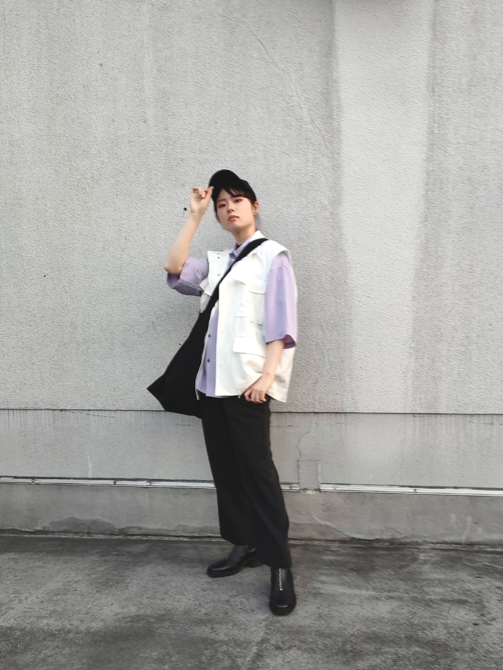 ブラック系のその他パンツ、ホワイト系のベストを着用したレディースの夏コーディネートの2枚目の写真