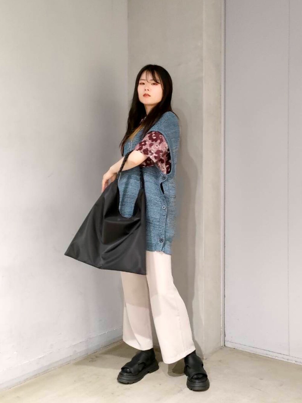 ベージュ系のその他パンツ、ブラック系のサンダル、ブラック系のトートバッグを着用したレディースの夏コーディネートの2枚目の写真