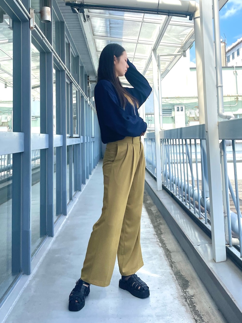 イエロー系のその他パンツ、ブルー系のTシャツ/カットソー、ブラック系のサンダルを着用したレディースの夏コーディネートの3枚目の写真