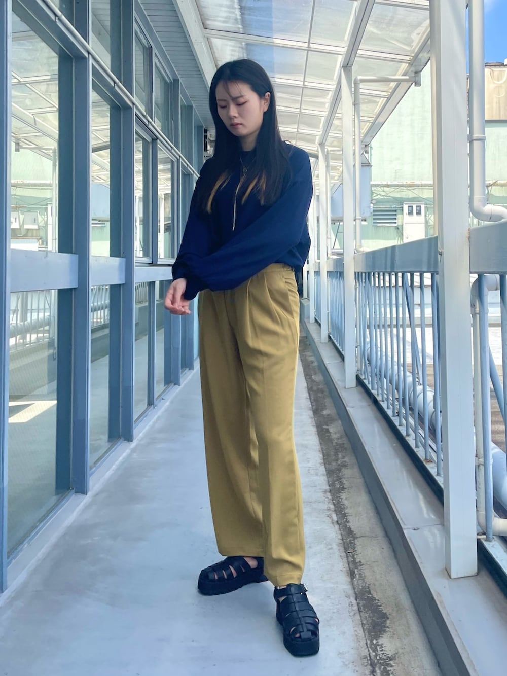 イエロー系のその他パンツ、ブルー系のTシャツ/カットソー、ブラック系のサンダルを着用したレディースの夏コーディネートの4枚目の写真