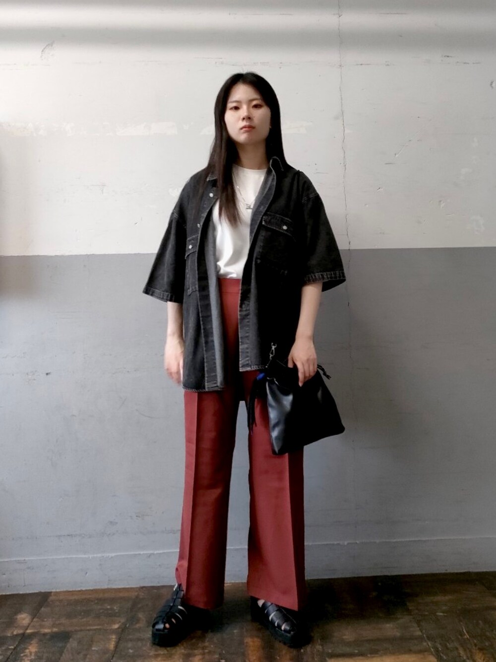 ホワイト系のTシャツ/カットソー、レッド系のその他パンツ、ブラック系のシャツ/ブラウスを着用したレディースの夏コーディネートの2枚目の写真