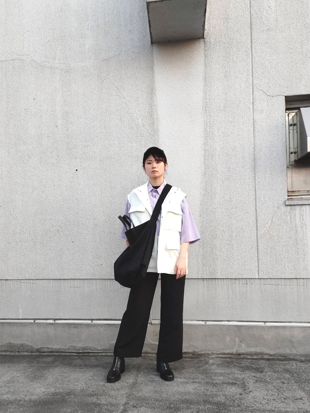 ブラック系のその他パンツ、ホワイト系のベストを着用したレディースの夏コーディネートの3枚目の写真