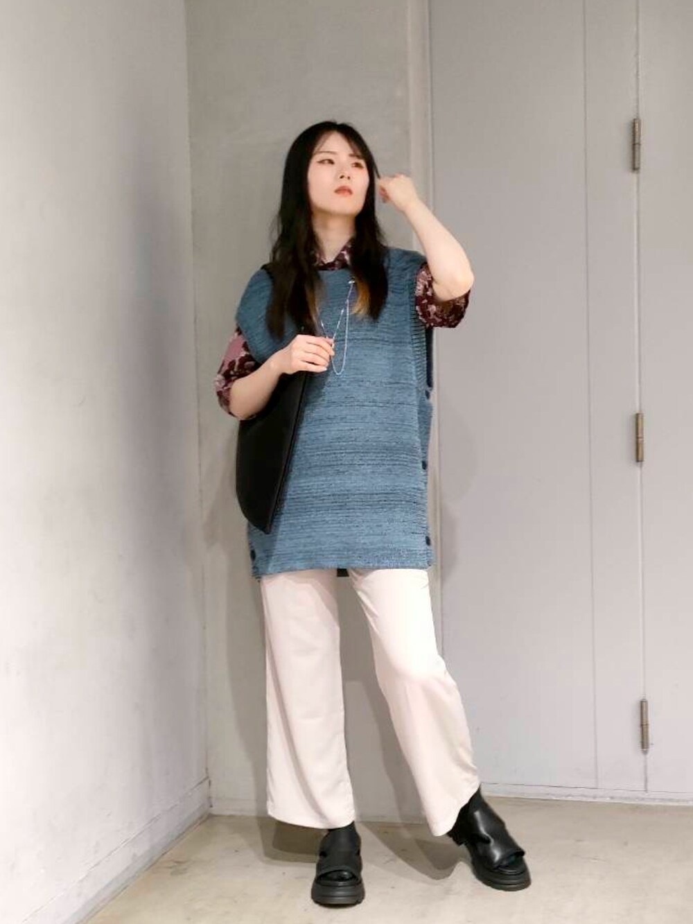 ベージュ系のその他パンツ、ブラック系のサンダル、ブラック系のトートバッグを着用したレディースの夏コーディネートの3枚目の写真