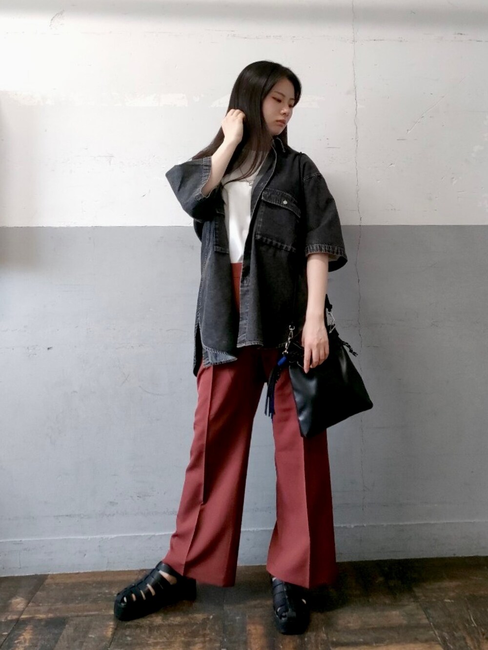 ホワイト系のTシャツ/カットソー、レッド系のその他パンツ、ブラック系のシャツ/ブラウスを着用したレディースの夏コーディネートの3枚目の写真