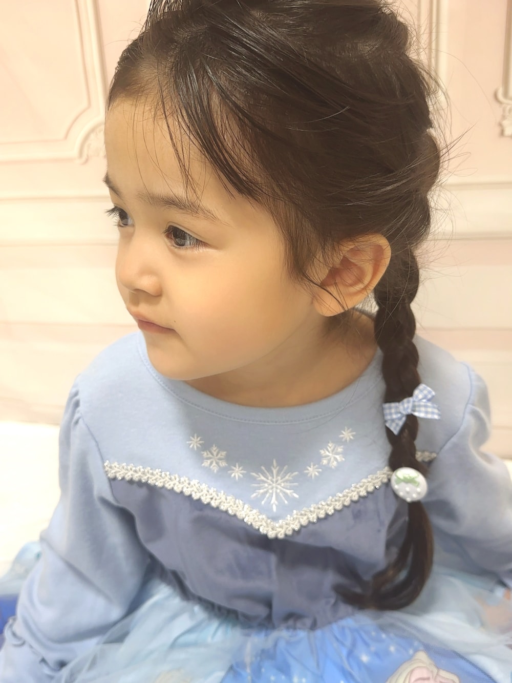 ホワイト系のバレエシューズ、ブルー系のワンピース/ドレスを着用したキッズの秋コーディネートの4枚目の写真