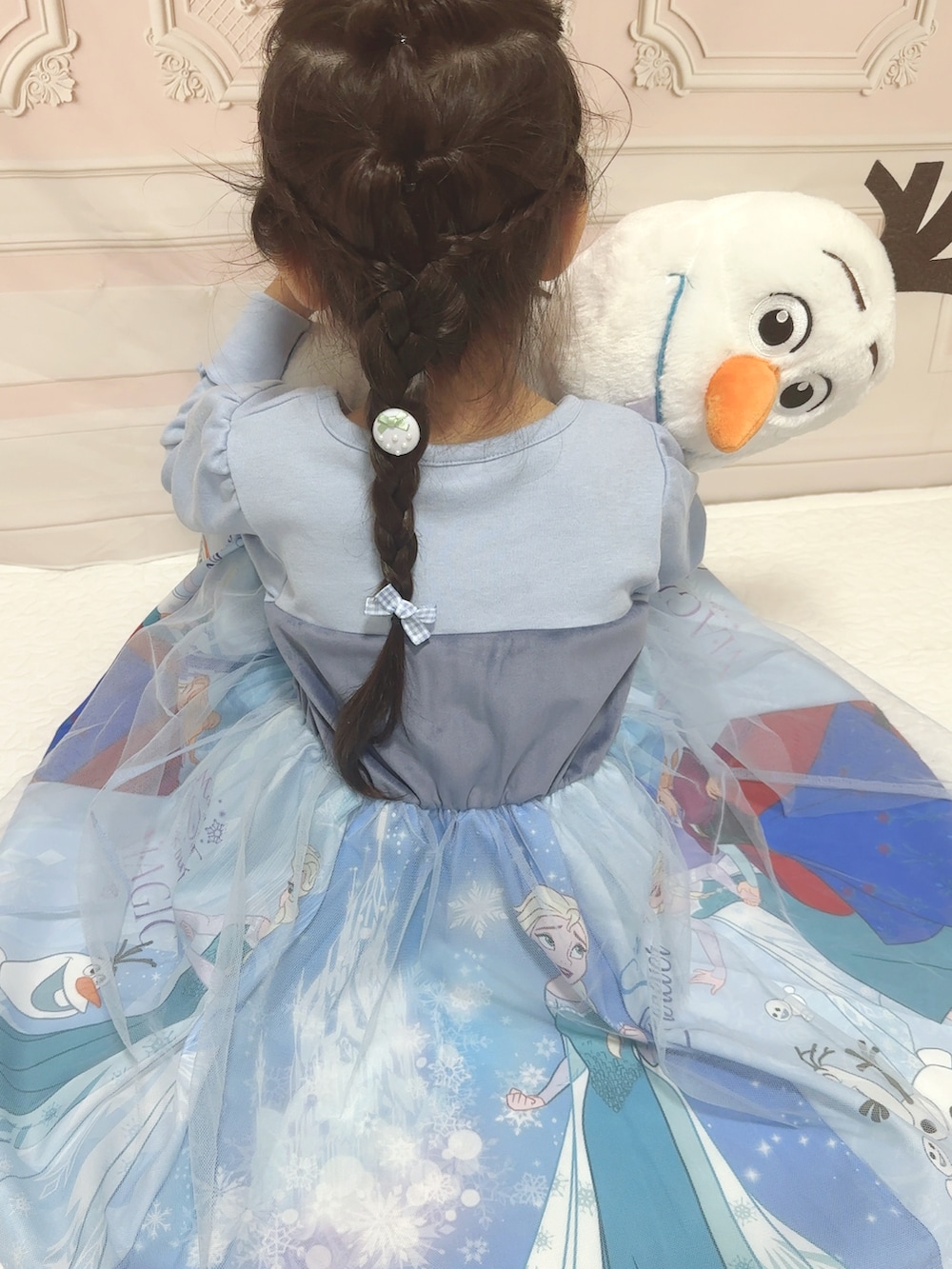 ホワイト系のバレエシューズ、ブルー系のワンピース/ドレスを着用したキッズの秋コーディネートの2枚目の写真