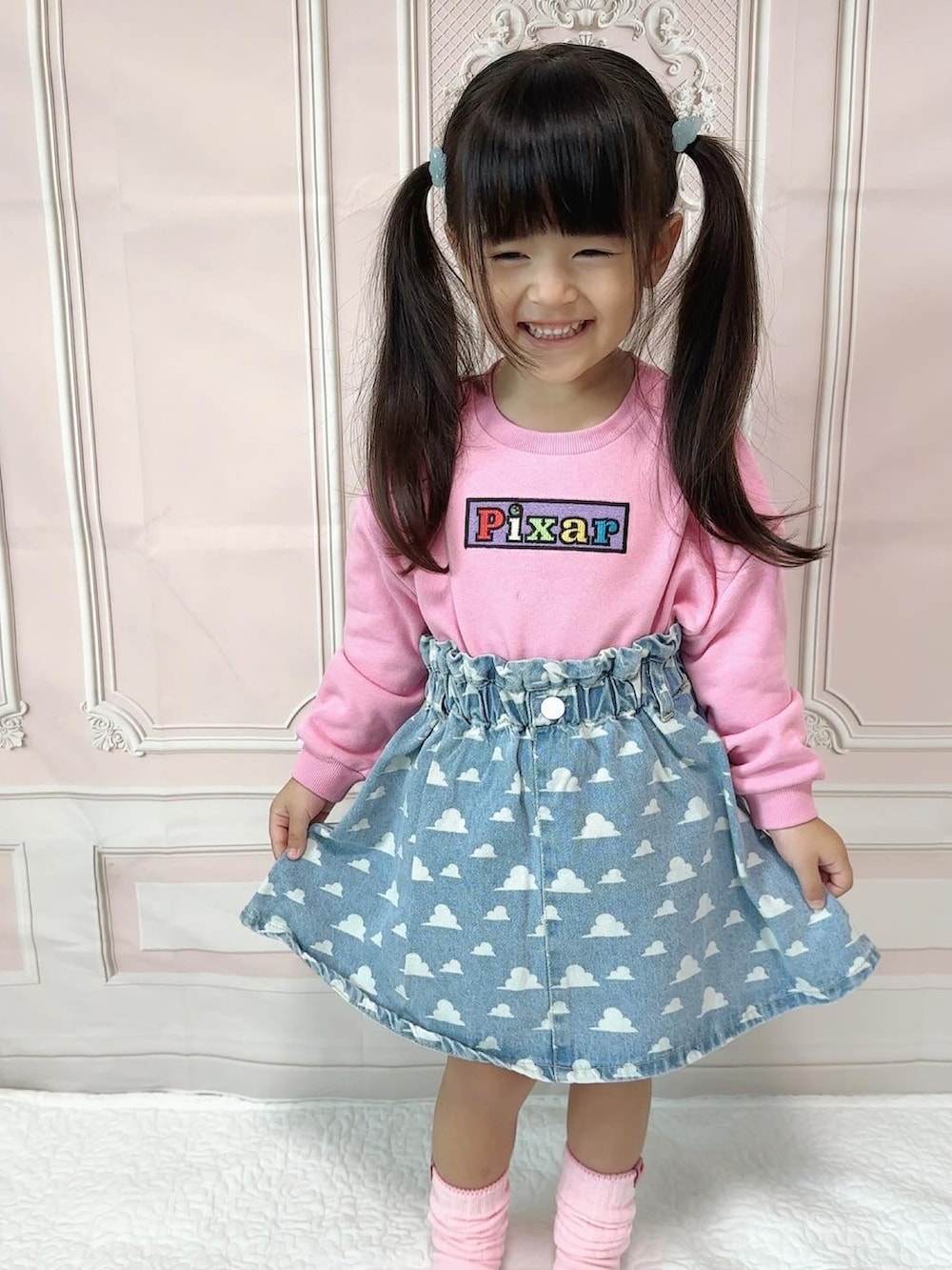 「トイストーリー、トイストーリーコーデ、スカート、リトシー、しまむら購入品、秋服準備はじめました、プチプラ子供服、#今日のコーデ、4歳女の子、#お出かけコーデ、しまむらキッズ」｜「しまむらのアイテム（ジャンパースカート、ブルー系）」を使った、ゆりあさん（キッズ・100cm）の秋コーディネートの2枚目の写真