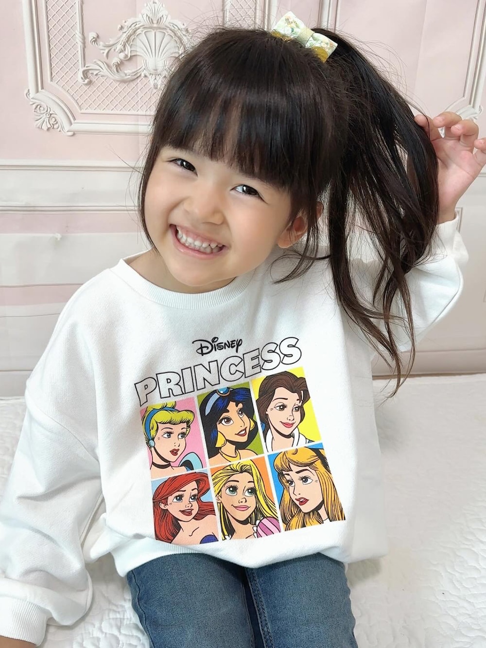 ブルー系のパンツ、ホワイト系のトップスを着用したキッズの秋コーディネートの2枚目の写真