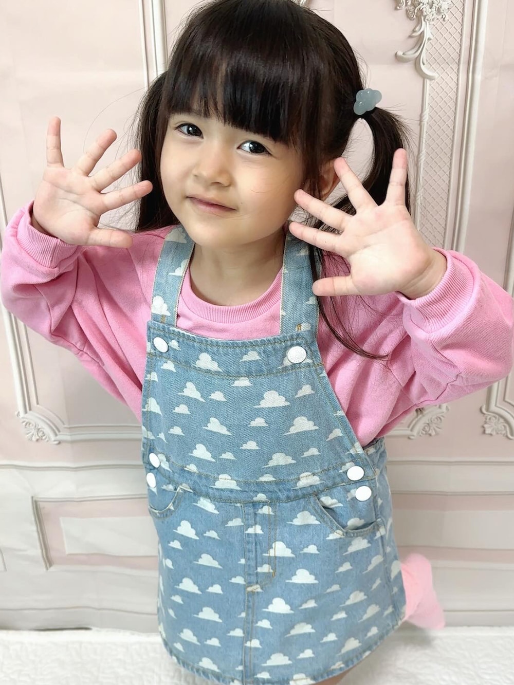 「トイストーリー、トイストーリーコーデ、スカート、リトシー、しまむら購入品、秋服準備はじめました、プチプラ子供服、#今日のコーデ、4歳女の子、#お出かけコーデ、しまむらキッズ」｜「しまむらのアイテム（ジャンパースカート、ブルー系）」を使った、ゆりあさん（キッズ・100cm）の秋コーディネートの4枚目の写真
