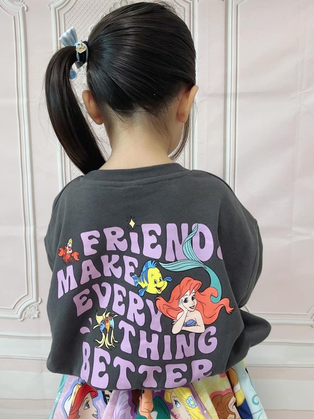 「ディズニーコーデ、ディズニープリンセス、リトシー、しまむらキッズ、プチプラコーデ、プチプラ子供服」｜「しまむらのアイテム（トップス、グレー系）」を使った、ゆりあさん（キッズ・100cm）の秋コーディネートの2枚目の写真
