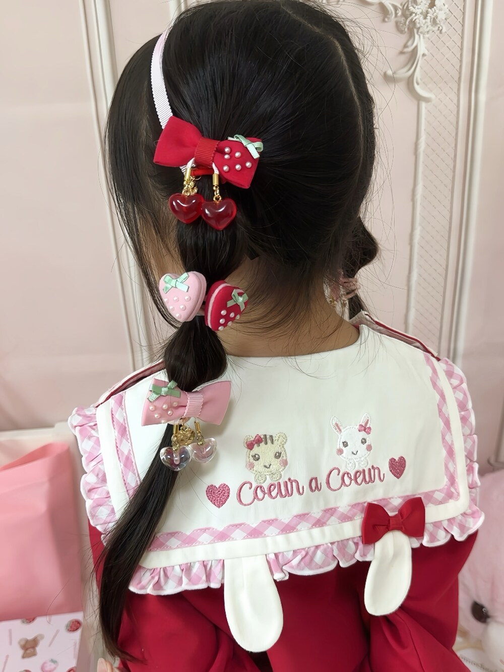 「チェック、パステルカラー、秋コーデ、クーラクール、4歳女の子、秋の新作、2024AW、子供服コーデ、年少さん、ヘアアクセサリー、おもちーく」｜「coeur a coeurのcoeur a coeur うさみみセーラープルオーバー（Tシャツ/カットソー、レッド系）」を使った、ゆりあさん（キッズ・100cm）の秋コーディネートの2枚目の写真