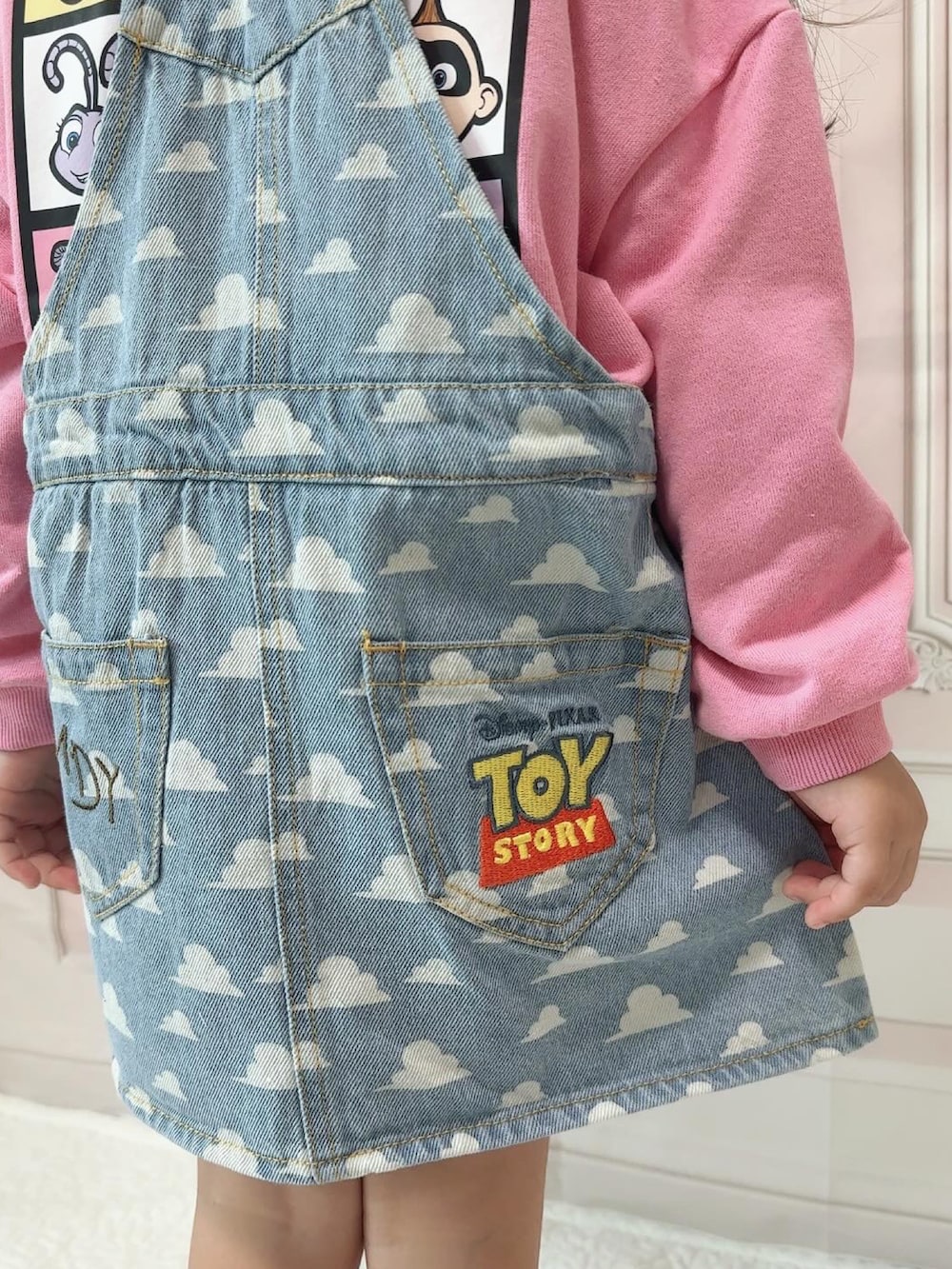 「トイストーリー、トイストーリーコーデ、スカート、リトシー、しまむら購入品、秋服準備はじめました、プチプラ子供服、#今日のコーデ、4歳女の子、#お出かけコーデ、しまむらキッズ」｜「しまむらのアイテム（ジャンパースカート、ブルー系）」を使った、ゆりあさん（キッズ・100cm）の秋コーディネートの5枚目の写真