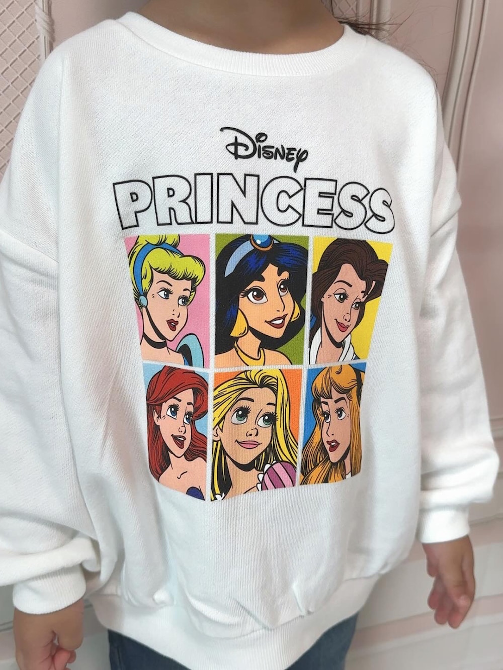 ブルー系のパンツ、ホワイト系のトップスを着用したキッズの秋コーディネートの3枚目の写真