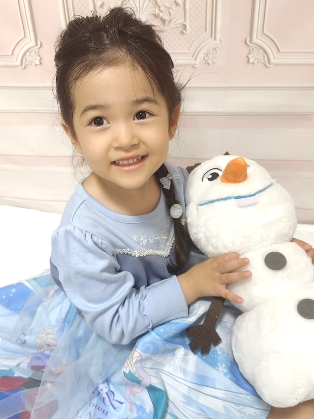 ホワイト系のバレエシューズ、ブルー系のワンピース/ドレスを着用したキッズの秋コーディネートの3枚目の写真