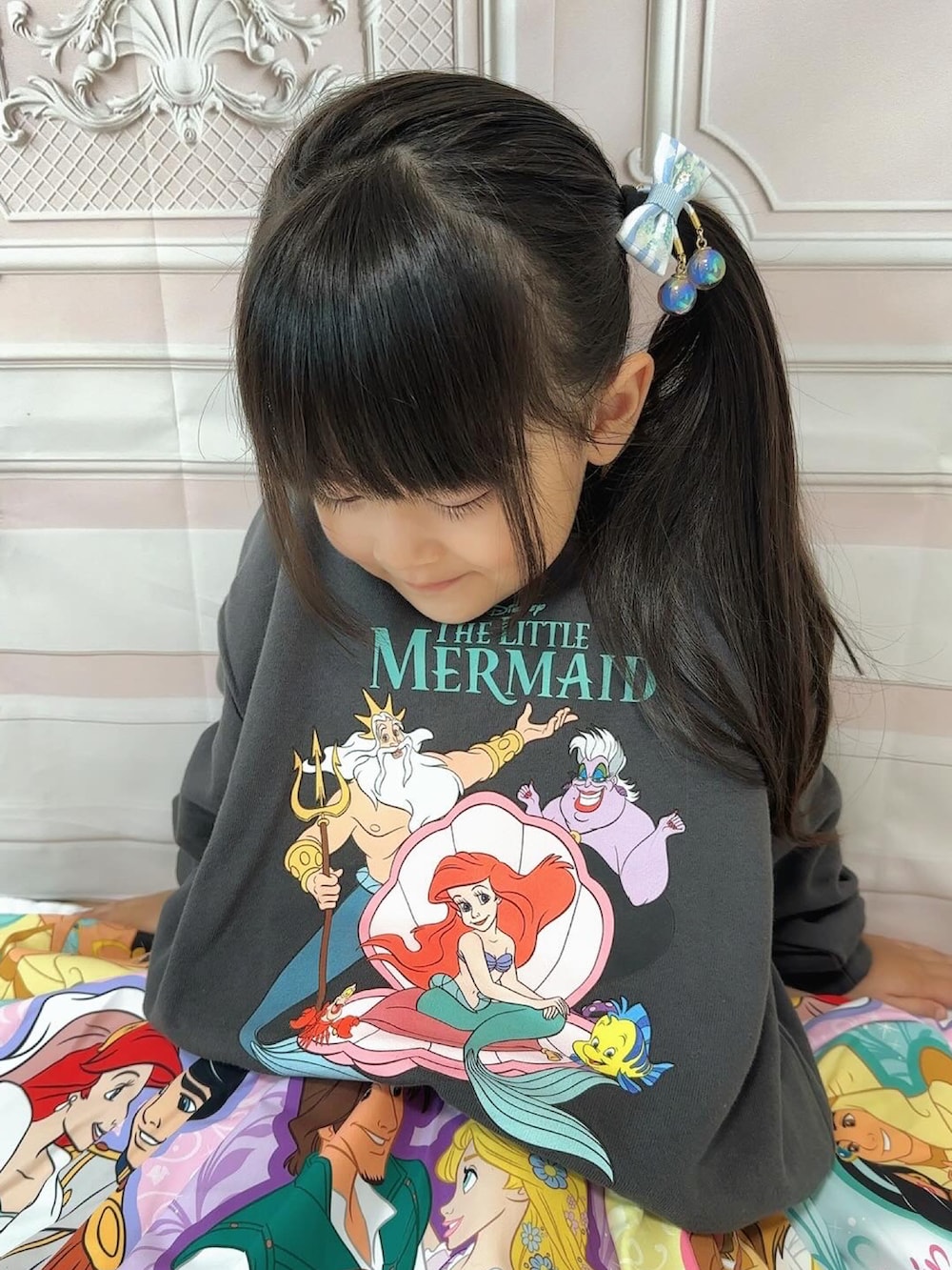 「ディズニーコーデ、ディズニープリンセス、リトシー、しまむらキッズ、プチプラコーデ、プチプラ子供服」｜「しまむらのアイテム（トップス、グレー系）」を使った、ゆりあさん（キッズ・100cm）の秋コーディネートの4枚目の写真