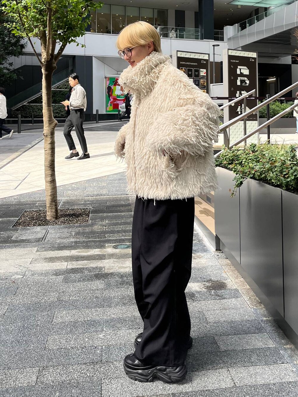 ブラック系のスニーカー、ブラック系のその他パンツ、ベージュ系のブルゾンを着用したレディースの秋コーディネートの3枚目の写真