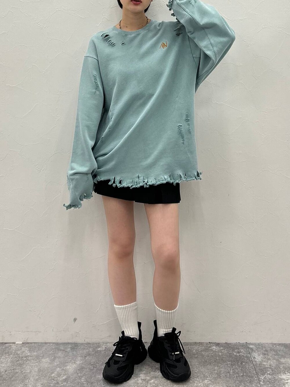 ブラック系のその他パンツ、グリーン系のスウェット、シルバー系のネックレスを着用したレディースの秋コーディネートの2枚目の写真