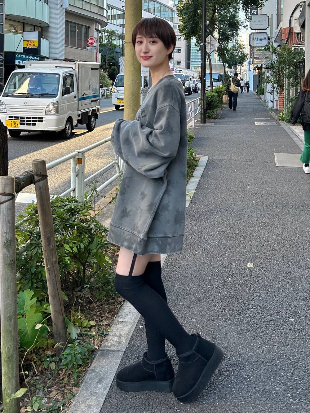 ブラック系のブーツ、ブラック系のスカート、グレー系のスウェットを着用したレディースの冬コーディネートの6枚目の写真