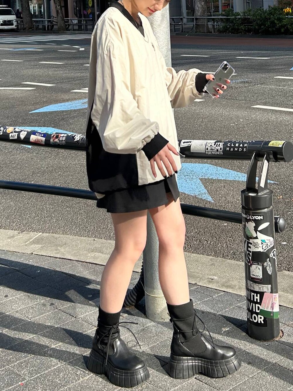 ホワイト系のその他トップス、ブラック系のブーツ、ブラック系のその他パンツを着用したレディースの春コーディネートの6枚目の写真