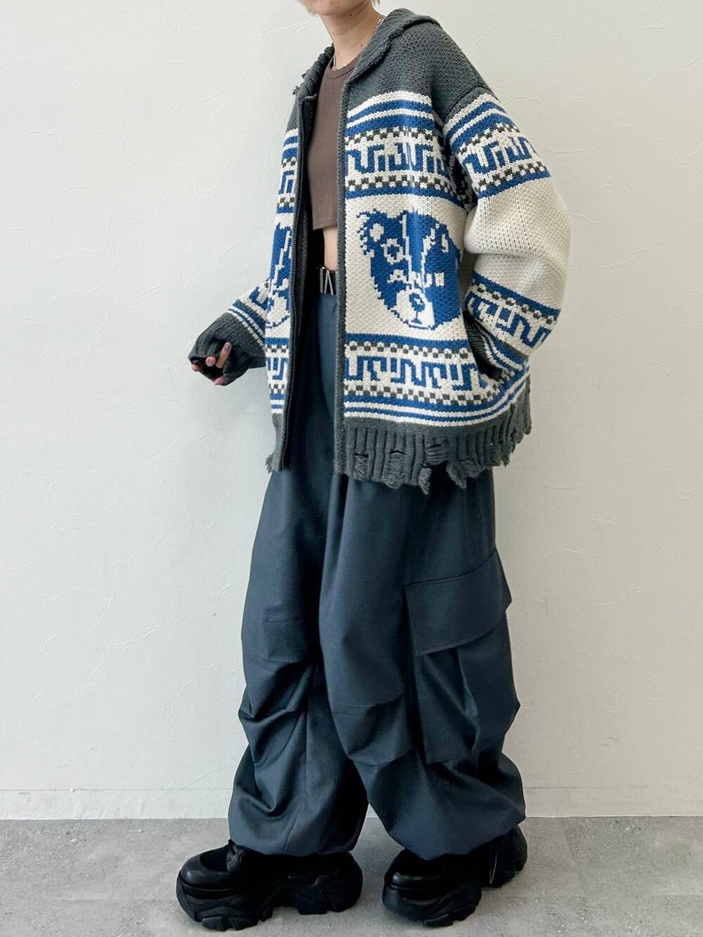 ブラック系のブーツ、ブラウン系のTシャツ/カットソー、グレー系のカーディガン/ボレロを着用したレディースの秋コーディネートの4枚目の写真