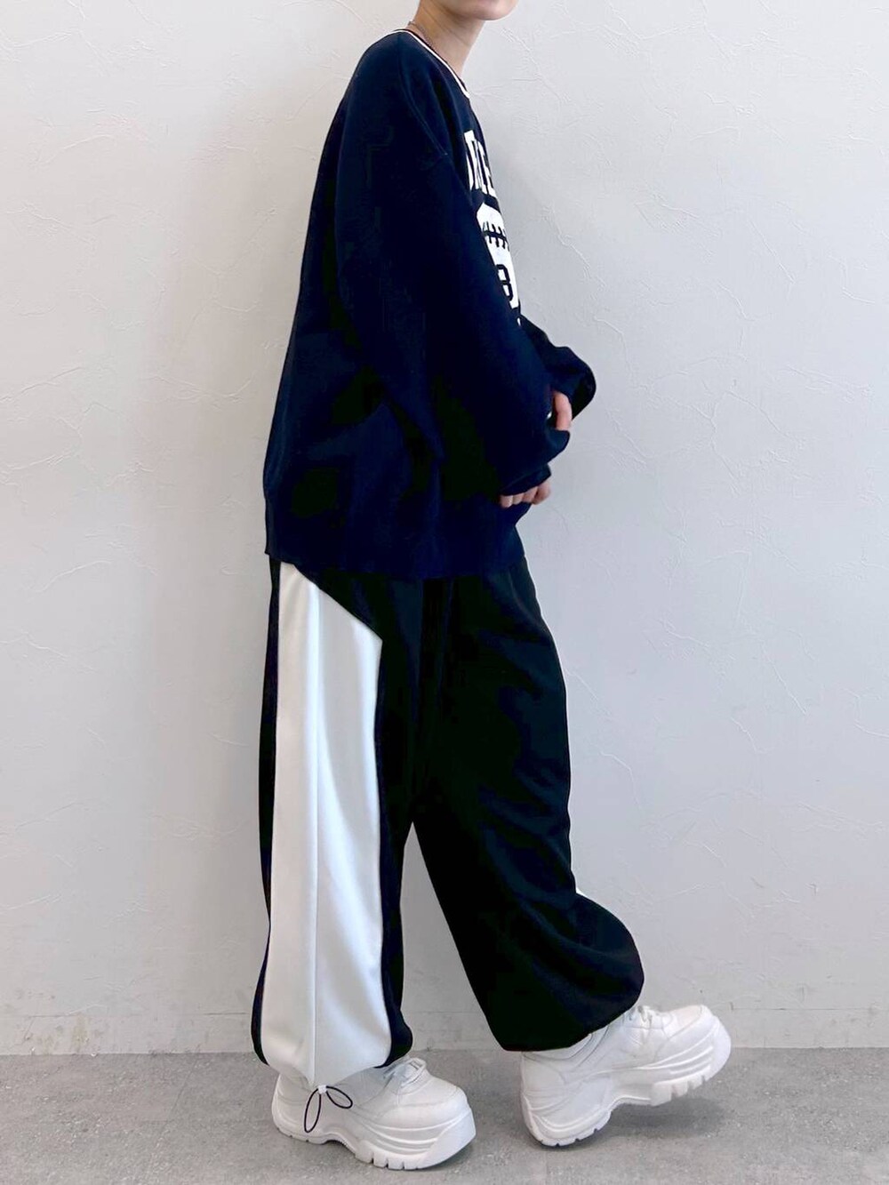 ブラック系のその他パンツ、ブルー系のニット/セーターを着用したレディースの冬コーディネートの7枚目の写真