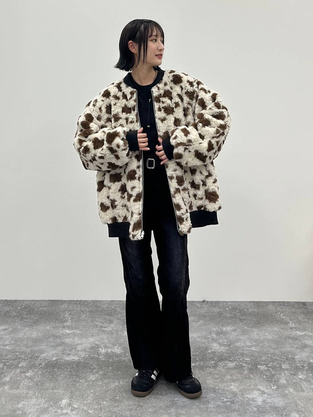 ブラック系のデニムパンツ、その他のブルゾン、ブラック系のベルトを着用したレディースの夏コーディネートの3枚目の写真