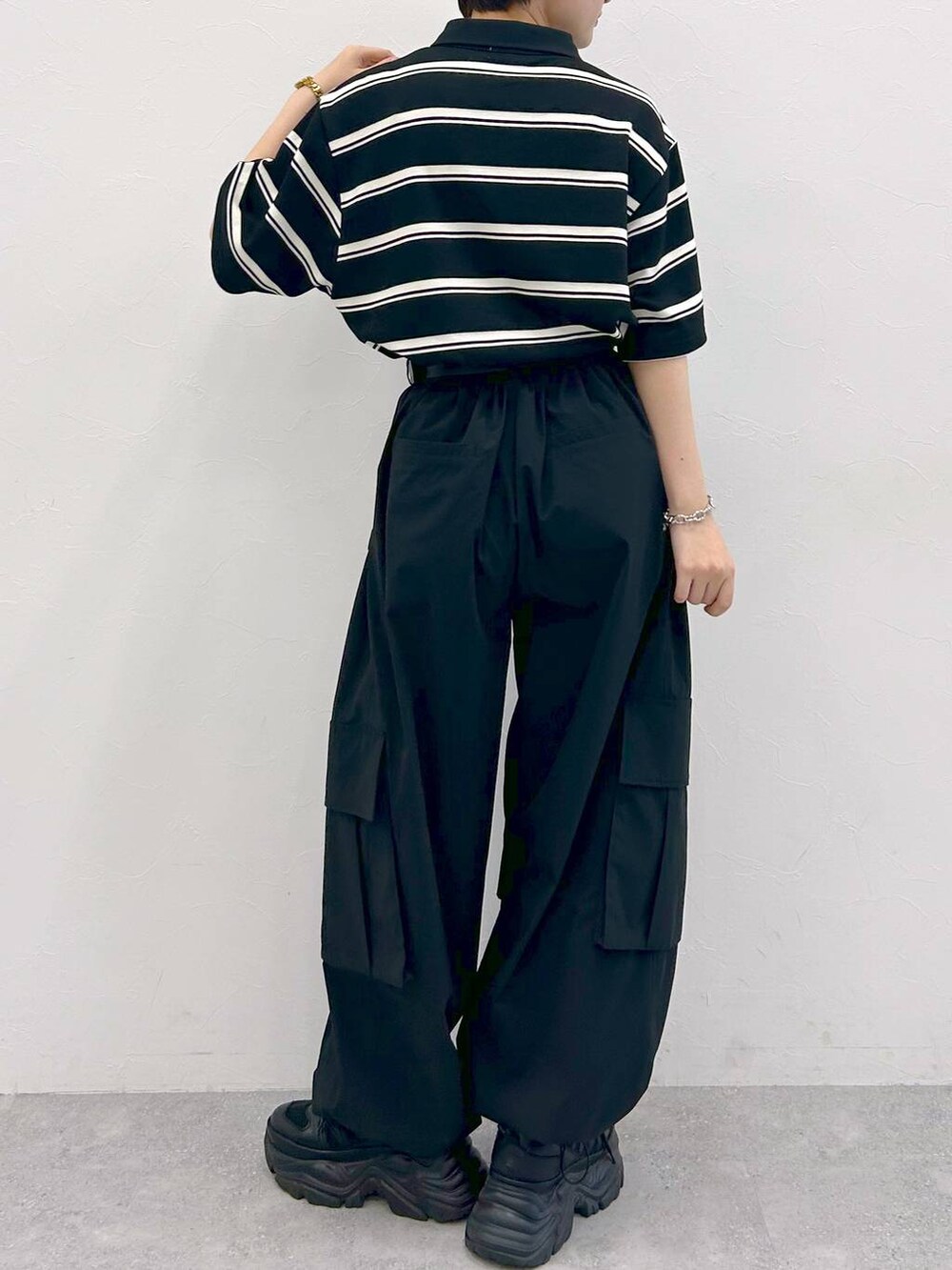 ブラック系のスニーカー、ブラック系のカーゴパンツ、ブラック系のTシャツ/カットソーを着用したレディースの夏コーディネートの7枚目の写真