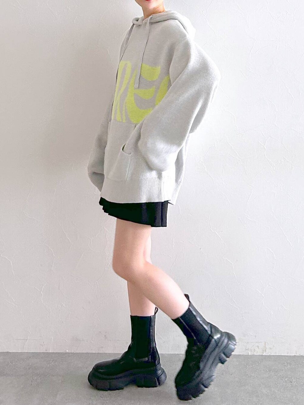 ブラック系のブーツ、ブラック系のその他パンツ、ベージュ系のニット/セーターを着用したレディースの冬コーディネートの7枚目の写真