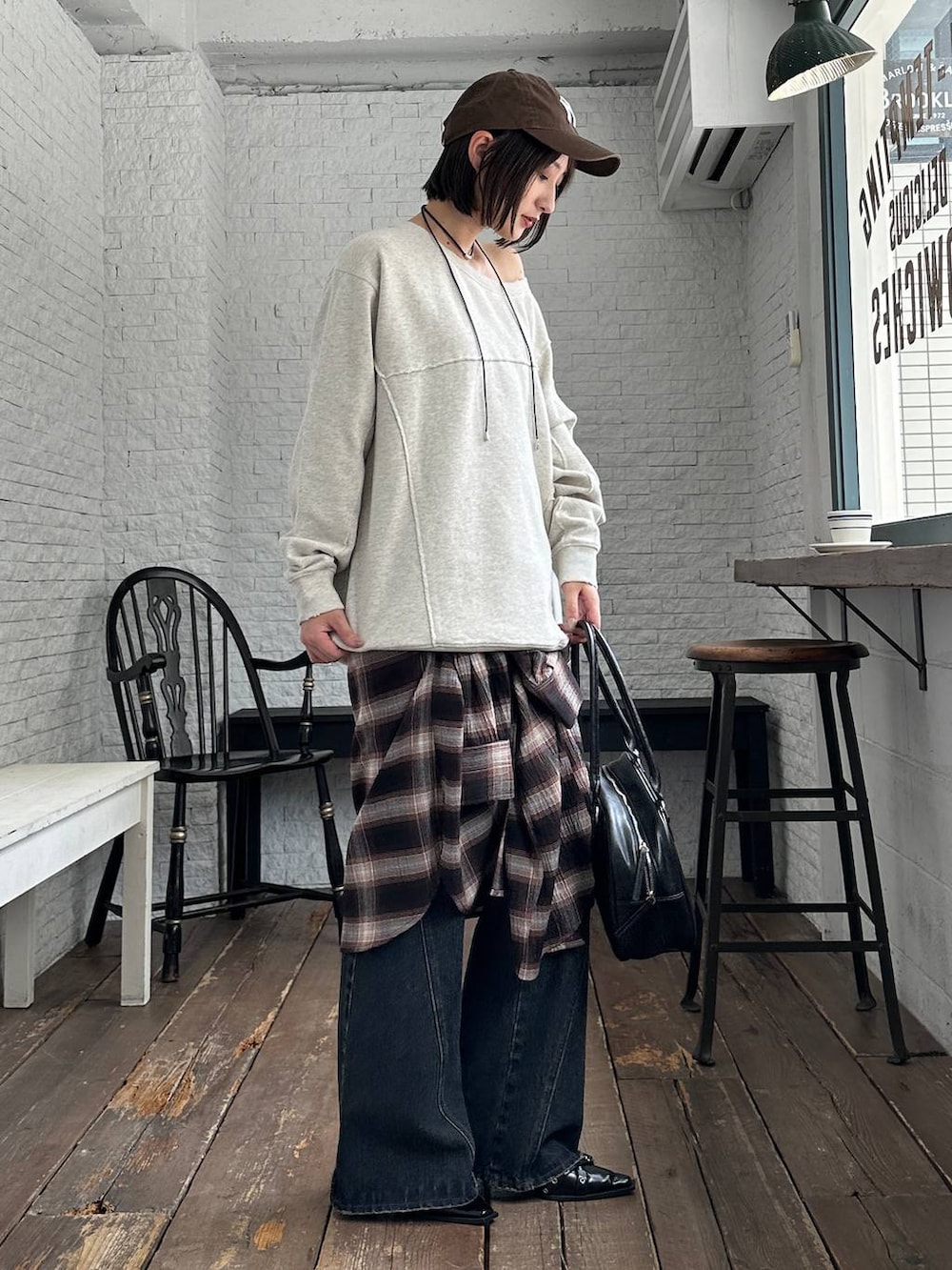 ブルー系のデニムパンツ、ブラック系のパンプス、ブラウン系のシャツ/ブラウスを着用したレディースの秋コーディネートの5枚目の写真