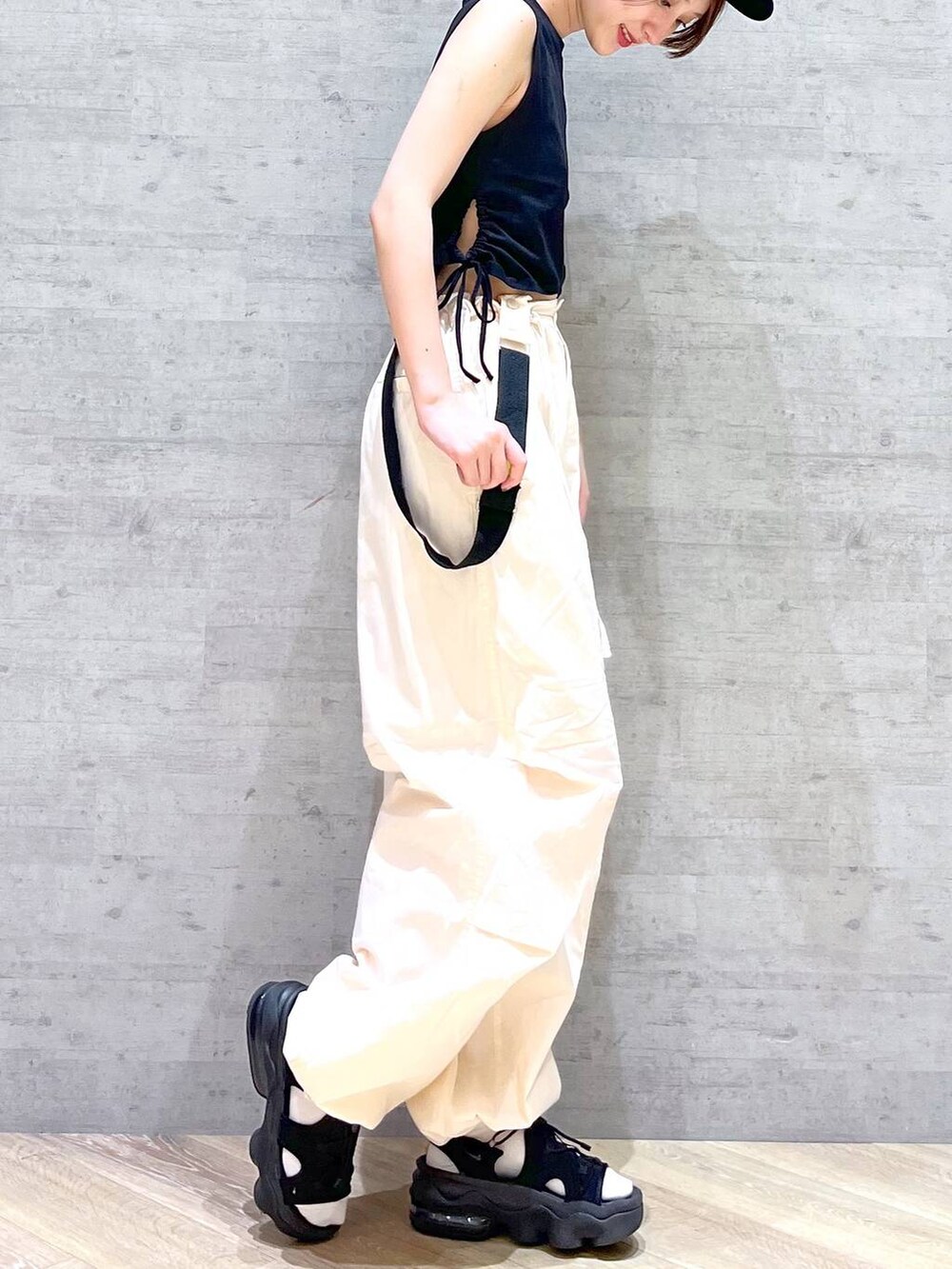 ホワイト系のその他パンツ、ブラック系のTシャツ/カットソー、ブラック系のキャップを着用したレディースの夏コーディネートの6枚目の写真