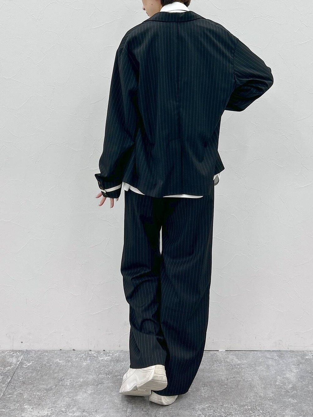 ブラック系のネクタイ、ホワイト系のシャツ/ブラウス、ブラック系のテーラードジャケットを着用したレディースの春コーディネートの7枚目の写真