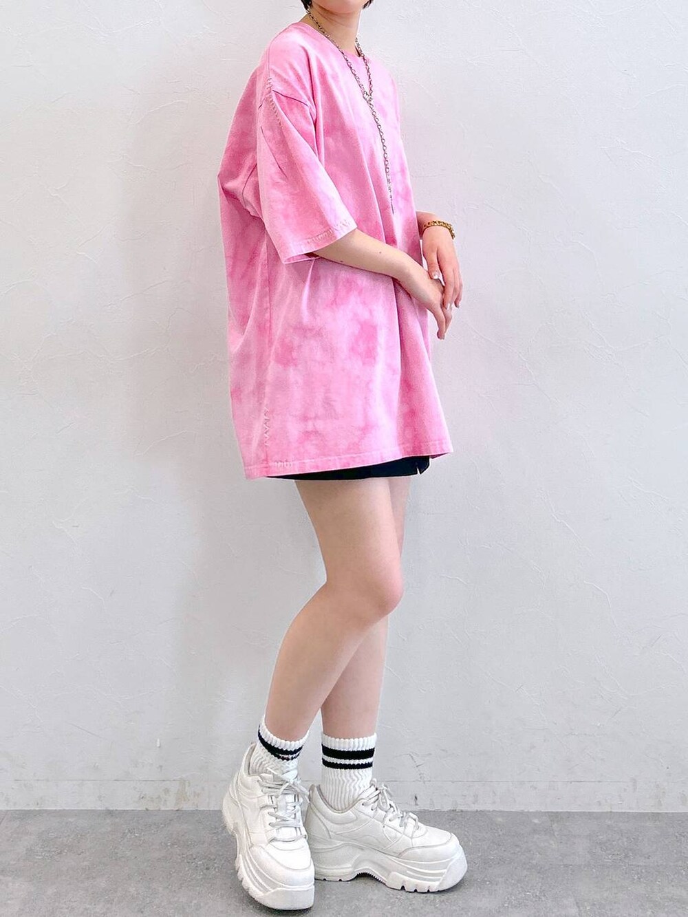 ピンク系のTシャツ/カットソー、ブラック系のその他パンツ、シルバー系のネックレスを着用したレディースの夏コーディネートの4枚目の写真