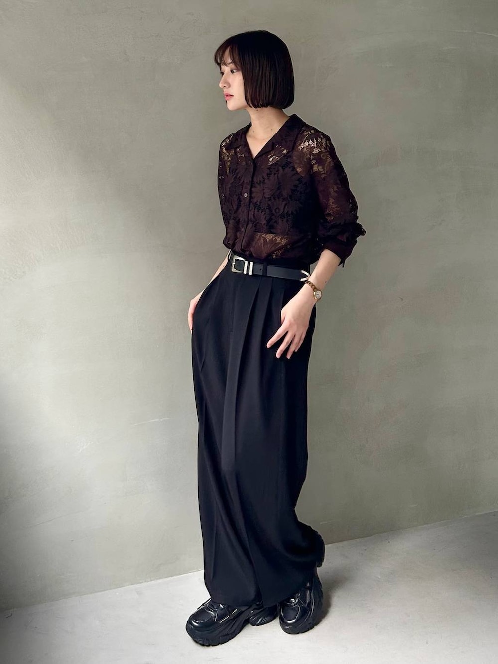 ブラック系のキャミソール、ブラック系のスラックス、ブラック系のスニーカーを着用したレディースの夏コーディネートの4枚目の写真