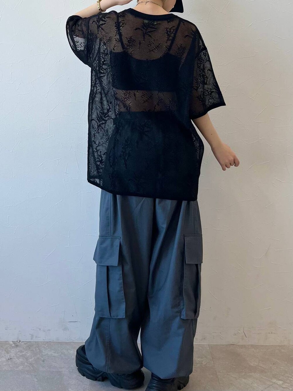 ブラック系のスニーカー、グレー系のカーゴパンツ、ブラック系のキャミソールを着用したレディースの春コーディネートの8枚目の写真