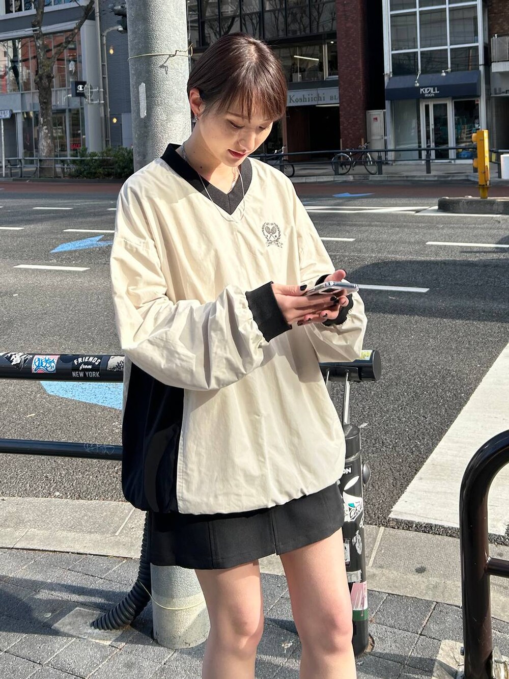ホワイト系のその他トップス、ブラック系のブーツ、ブラック系のその他パンツを着用したレディースの春コーディネートの10枚目の写真
