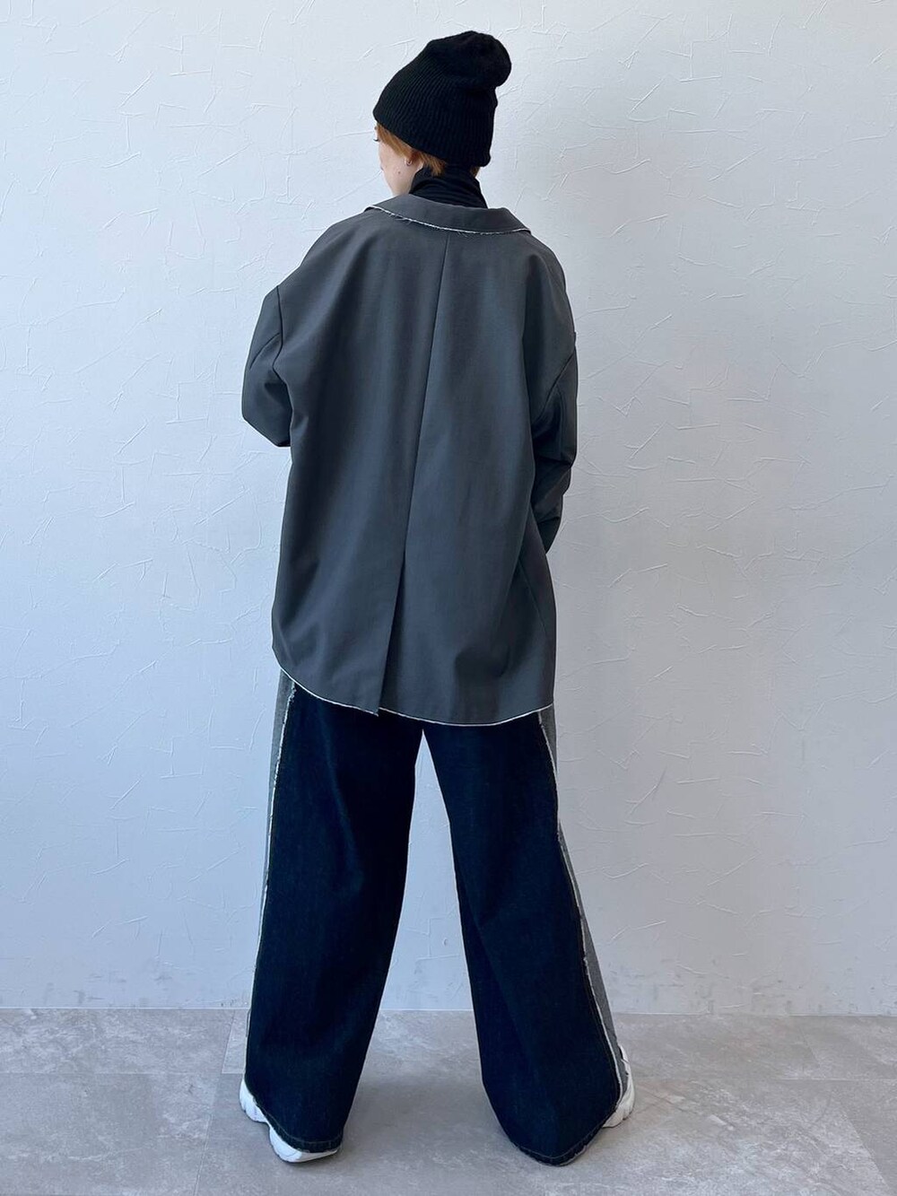 ブルー系のデニムパンツ、グレー系のテーラードジャケット、ブラック系のナイロンジャケットを着用したレディースの秋コーディネートの8枚目の写真