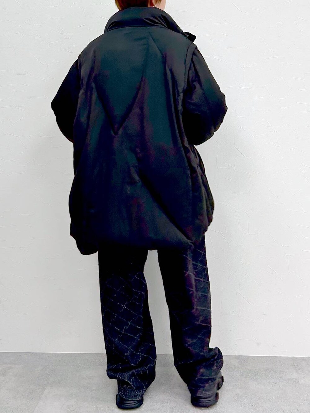 ブラック系のブルゾン、ブラック系のデニムパンツを着用したレディースの春コーディネートの7枚目の写真